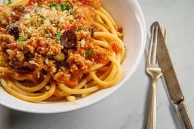 Bucatini İtalyan ragu alla bolonez soslu sosis ve kızarmış sarımsaklı ekmek kırıntıları.