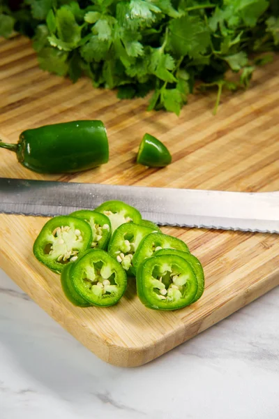 Ahşap Kesme Tahtası Üzerinde Sıcak Baharatlı Jalapeno Biber Dilimlenmiş — Stok fotoğraf