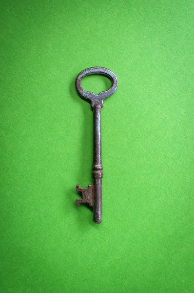 老古色古香的骨架钥匙在生动的有色的背景 — 图库照片