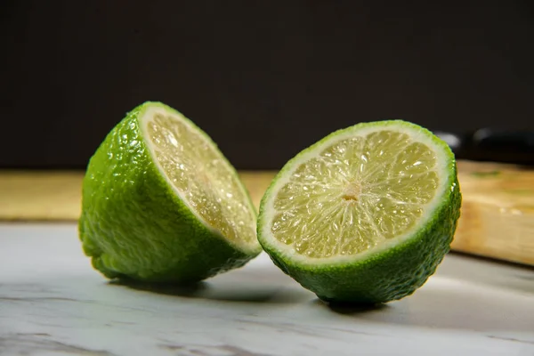 Plasterki Zielonej Limonki Marmurowym Blatem Kuchni — Zdjęcie stockowe