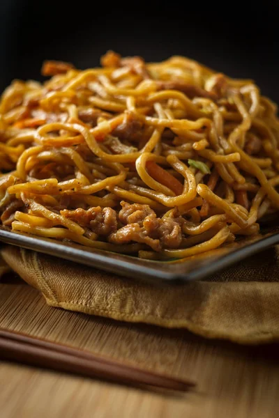 Manger Des Nouilles Porc Chinois Mein Avec Des Baguettes — Photo