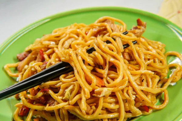 Comer Fideos Chinos Cerdo Mein Con Palillos — Foto de Stock