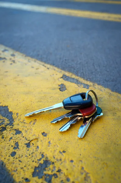 Verlorene Autoschlüssel Auf Maroder Straße Gelb Lackiert — Stockfoto