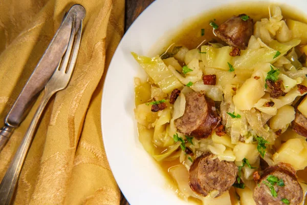 Estofado Oktoberfest Alemán Abundante Con Bratwurst Cerveza Repollo Rallado Patatas —  Fotos de Stock