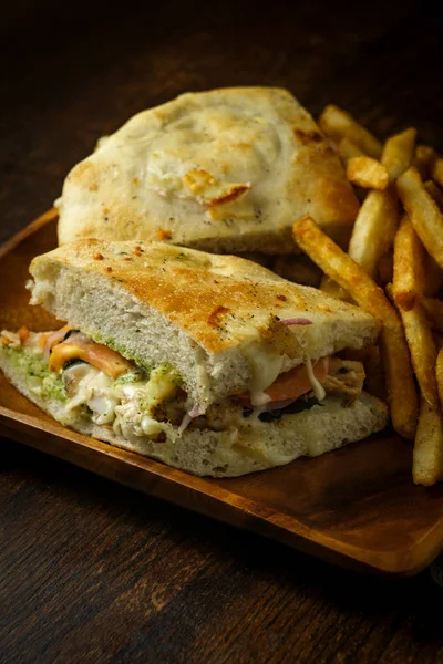 Panini Pollo Parrilla Con Papas Fritas Frescas Crujientes Una Mesa —  Fotos de Stock