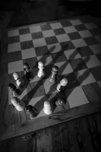 Schachfiguren Arbeiten Zusammen Und Schatten Bildet Eine Königskrone — Stockfoto
