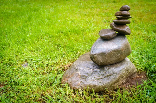 Pilha Zen Pacífica Balanceamento Pedras Simbólicas Quintal — Fotografia de Stock