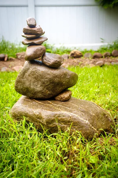 Peacful Zen Stoh Vyrovnávání Symbolické Kameny Zahradě — Stock fotografie