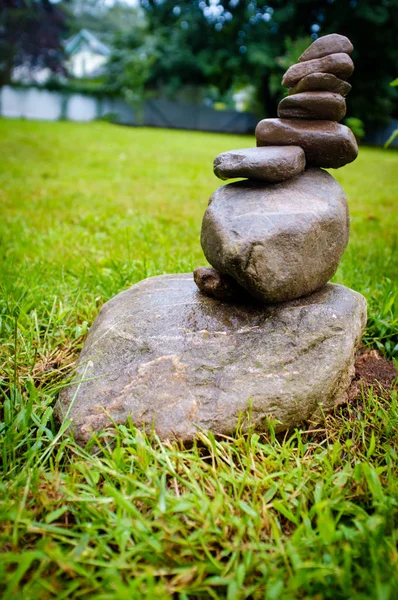 Pilha Zen Pacífica Balanceamento Pedras Simbólicas Quintal — Fotografia de Stock