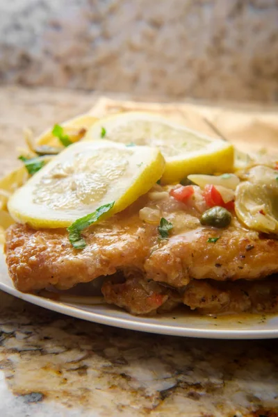 Italian Chicken Piccata Schnitzel Artichoke Hearts Served Fettuccine — Stock Photo, Image