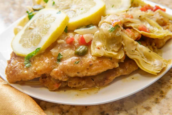 Italian Chicken Piccata Schnitzel Artichoke Hearts Served Fettuccine — Stock Photo, Image