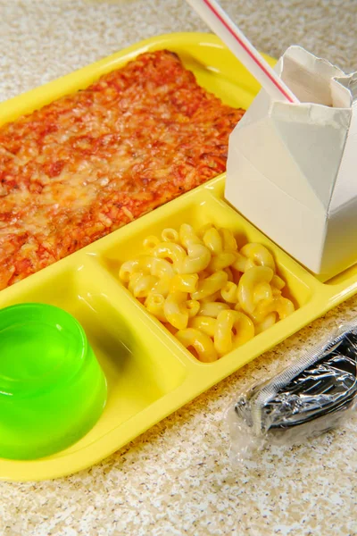 小箱入りの牛乳パック入りのピザとデザート用の緑のゼラチン付きの学校給食トレイ — ストック写真