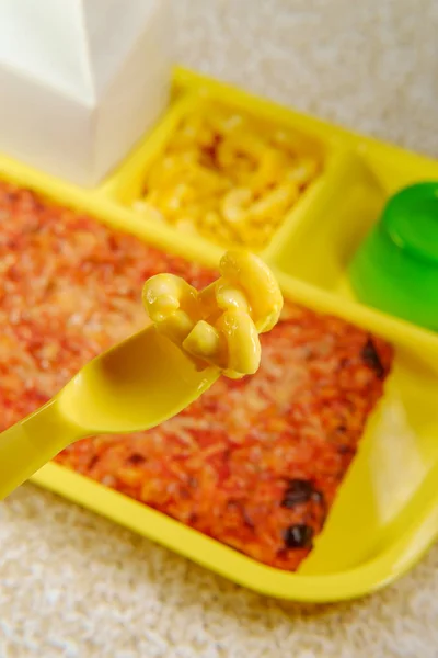 Vassoio Pranzo Della Scuola Grade Con Pizza Con Piccolo Cartone — Foto Stock