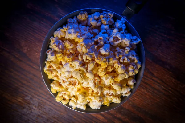 Popcorn Kinie Masłem Niebieskim Podświetleniem — Zdjęcie stockowe