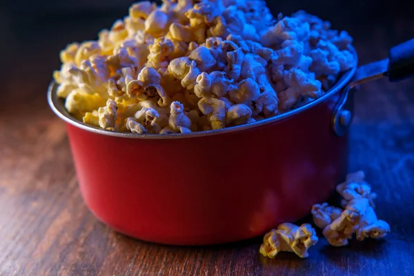 Popcorn Kinie Masłem Niebieskim Podświetleniem — Zdjęcie stockowe