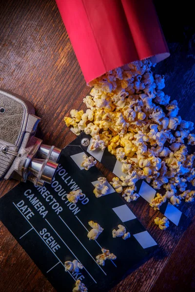 Kino Popcorn Mit Butter Und Blauer Hintergrundbeleuchtung — Stockfoto