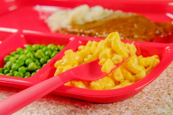 Almuerzo Escolar Salisbury Filete Bandeja Con Guisantes Macarrones Queso Salsa — Foto de Stock