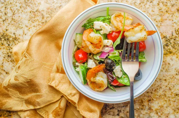 Salada Grega Fresca Com Camarão Grelhado Queijo Feta Com Molho — Fotografia de Stock