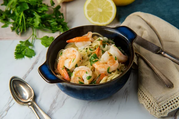 Camarones Scampi Con Pasta Pelo Ángel Rodeado Ingredientes Cocina — Foto de Stock