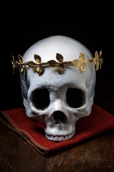 ロイヤルゴールドリーフクラウンを身に着けている王または女王の人間の骨格頭蓋骨 — ストック写真