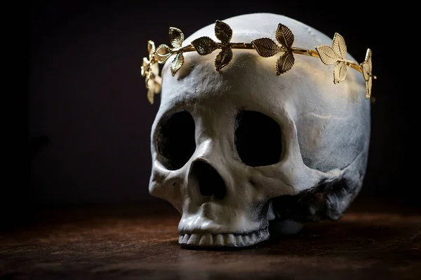 ロイヤルゴールドリーフクラウンを身に着けている王または女王の人間の骨格頭蓋骨 — ストック写真