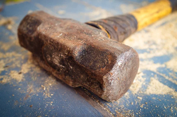 Small Single Handed Worn Sledge Hammer Grunge Wood Background — Stock Photo, Image