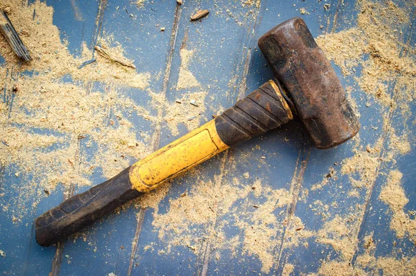 Small Single Handed Worn Sledge Hammer Grunge Wood Background — Stock Photo, Image