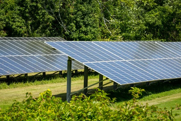 Paneles Solares Absorbiendo Energía Los Soles Caluroso Día Verano —  Fotos de Stock