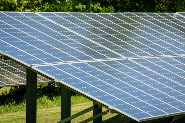 夏の暑い日に太陽エネルギーを吸収する太陽電池パネル — ストック写真