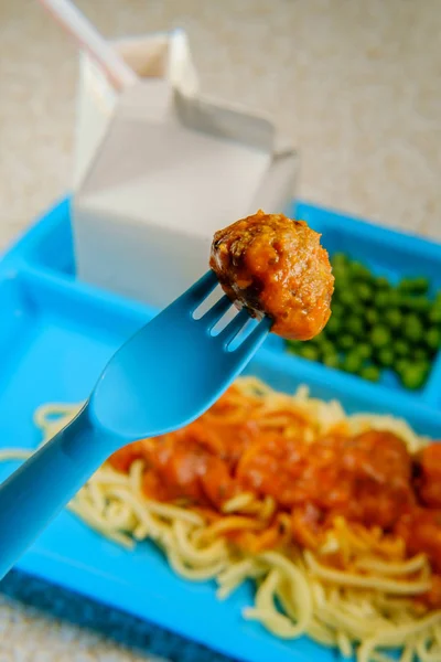 Bandeja Almuerzo Escolar Grado Espaguetis Italianos Albóndigas Con Guisantes Verdes — Foto de Stock