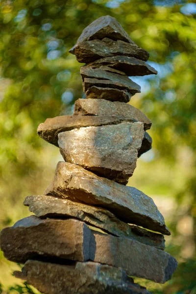森の中で象徴的な石のバランスをとるのに理想禅スタック — ストック写真