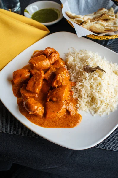 Eredeti Indiai Konyha Tikka Masala Mentás Chutney Val Naan Kenyérrel — Stock Fotó