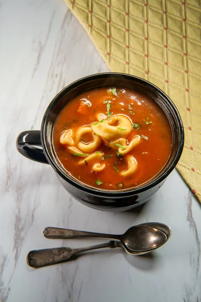 Zupa Pomidorowa Świeży Gorący Makaron Tortellini Stole Kuchni Marmuru — Zdjęcie stockowe