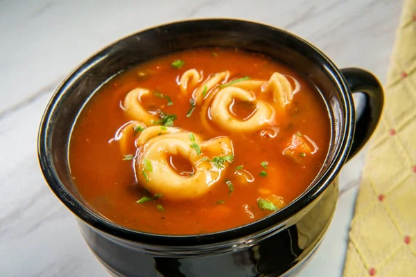 Soupe Tomate Tortellini Chaude Fraîche Sur Table Cuisine Marbre — Photo