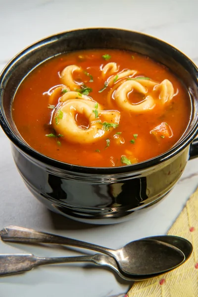 Tomatensoep Van Verse Hete Tortellini Marmeren Keukentafel — Stockfoto