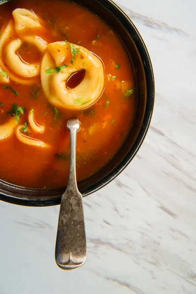 대리석 식탁에 신선한 뜨거운 Tortellini 토마토 — 스톡 사진