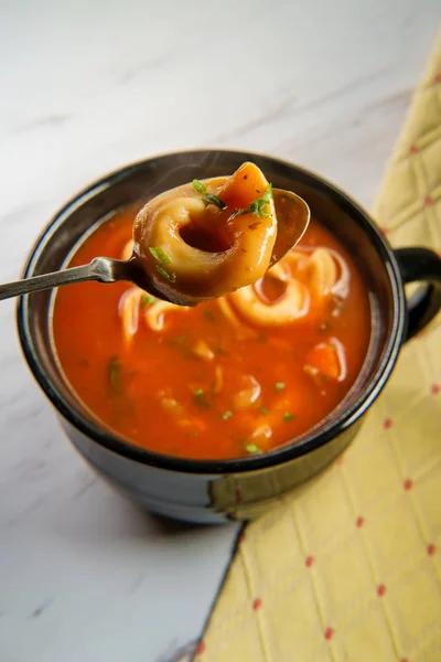 Tomatensoep Van Verse Hete Tortellini Marmeren Keukentafel — Stockfoto