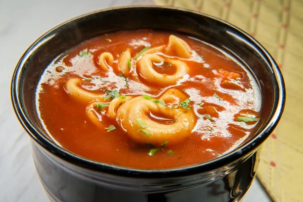 Tomatensoep Van Verse Hete Tortellini Marmeren Keukentafel — Stockfoto