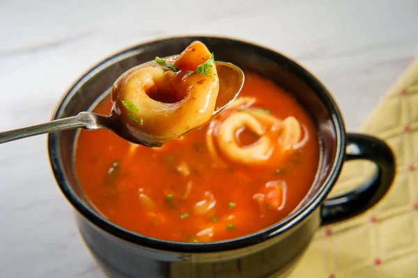 Tomatensoep Van Verse Hete Tortellini Marmeren Keukentafel — Stockfoto