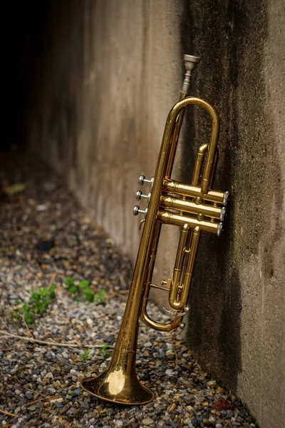 Gamla Rostiga Jazz Instrument Trumpet Lutad Mot Gränden Byggnad Utanför — Stockfoto