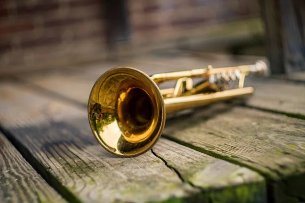 Velho Instrumento Jazz Enferrujado Trompete Encostado Contra Tijolo Parede Edifício — Fotografia de Stock