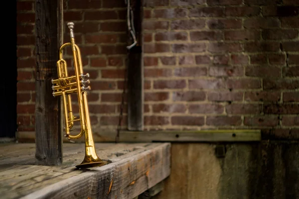 クラブの外のレンガの壁の建物に対して傾いて古い錆びたジャズ楽器トランペット — ストック写真