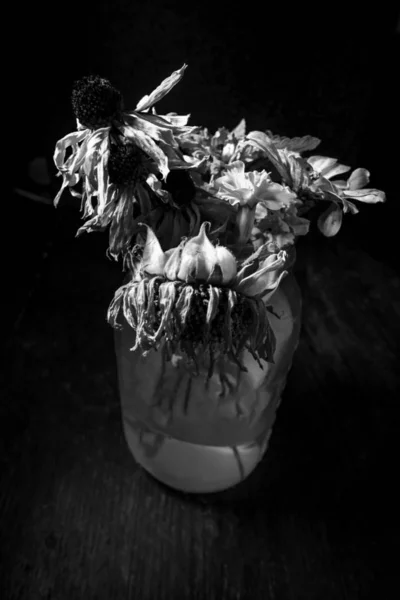 Old Wilted Summer Flowers Glass Mason Jar Dark Moody Lighting — Stock Photo, Image