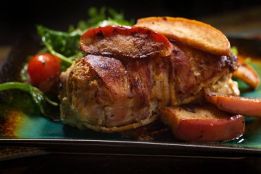 Pastırma domuz dijon hardal ile kaplanır ve elma dilim pişmiş