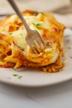 İtalyan-Amerikan mutfağı mozzarella peynirli fırında makarna. 
