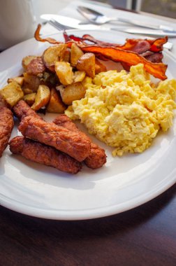 Sahanda yumurta kahvaltı sosis ev patates ve domuz pastırması ile