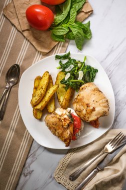 Caprese sarımsak broccolini ve biftek Kızartma tavuk dolması