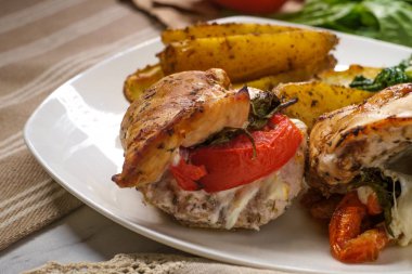 Caprese sarımsak broccolini ve biftek Kızartma tavuk dolması