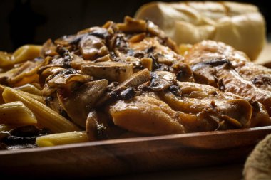 Sağlıklı pişmiş İtalyanca tavuk marsala penne makarna ve mantar ile