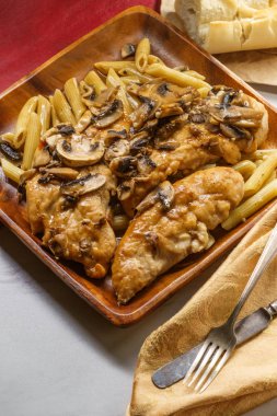 Sağlıklı pişmiş İtalyanca tavuk marsala penne makarna ve mantar ile
